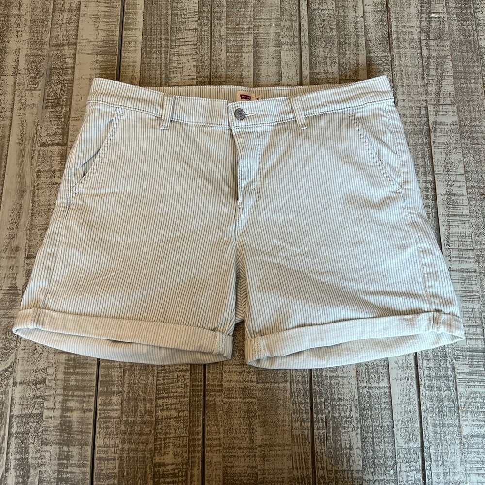LEVI’s Women’s striped blue/white cuffed shorts size: 31